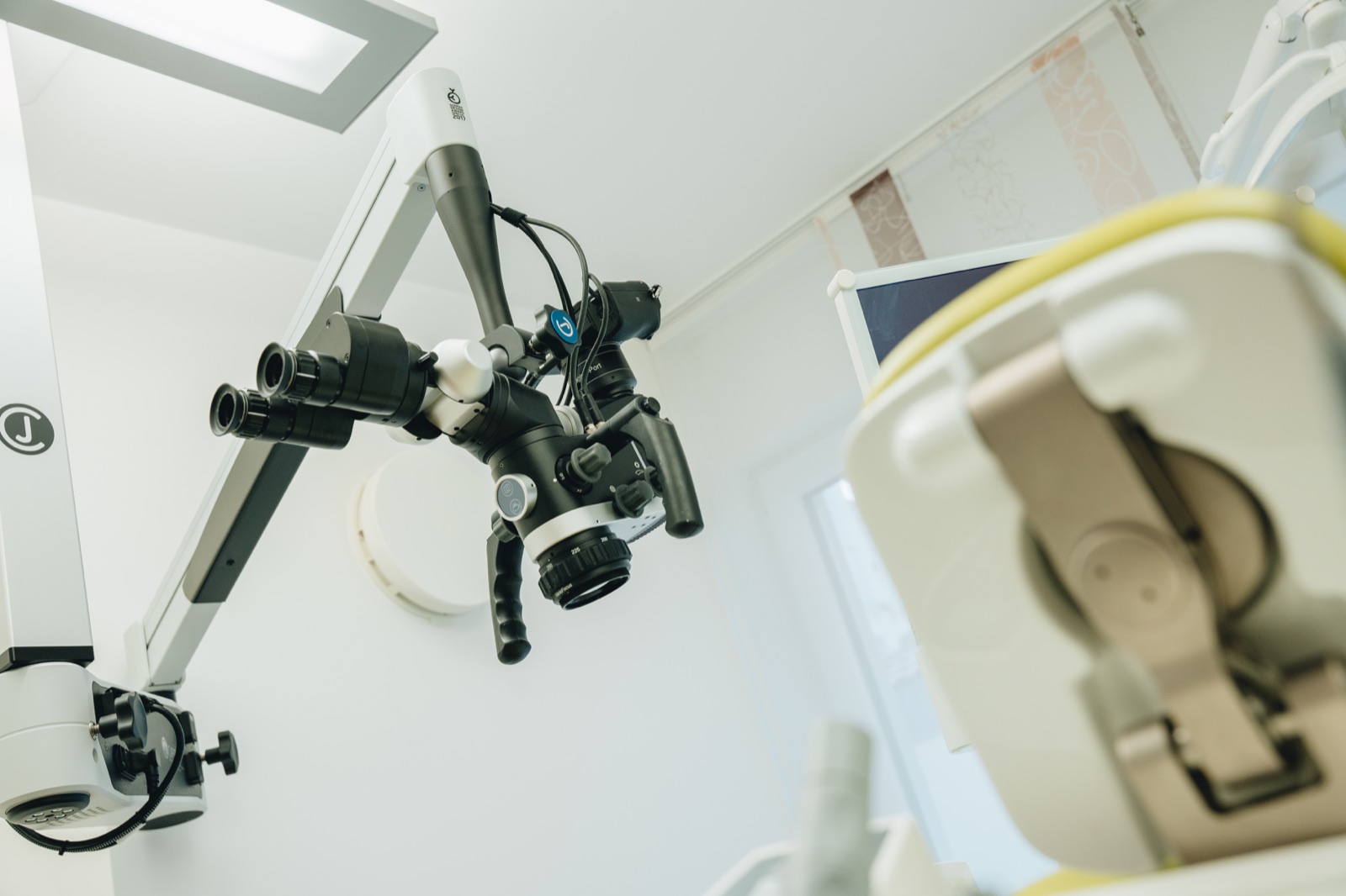 Dentalmikroskop für die mikroskopische Wurzelkanalbehandlung in der Zahnarztpraxis in Mössingen